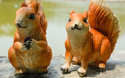 池塘两只玻璃钢仿真松鼠雕塑