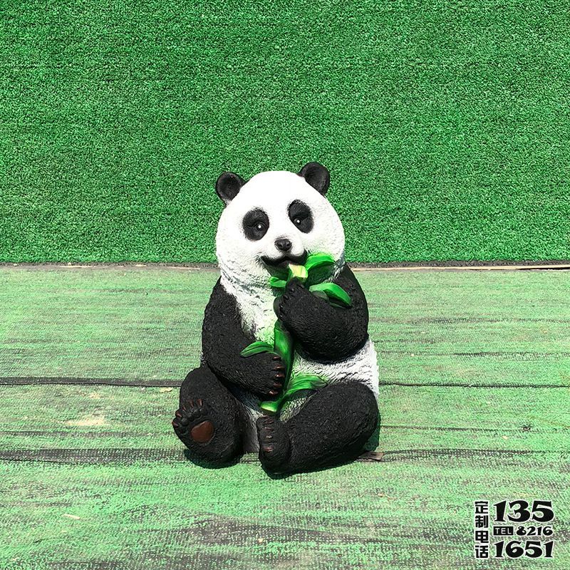 幼儿园摆放的坐姿吃竹子玻璃钢熊猫雕塑 幼儿园摆放的坐姿吃竹子玻璃钢熊猫雕塑