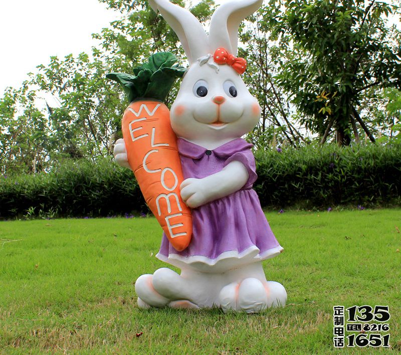 庭院里拿着胡萝卜的玻璃钢彩绘仿真兔子雕塑