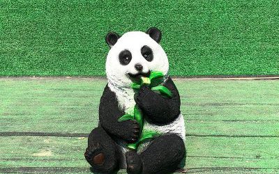 幼儿园摆放的坐姿吃竹子玻璃钢熊猫雕塑