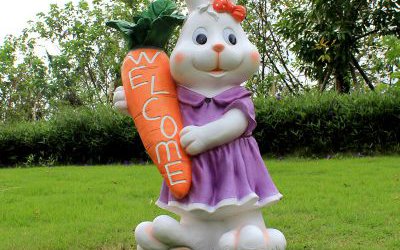庭院里拿着胡萝卜的玻璃钢彩绘仿真兔子雕塑