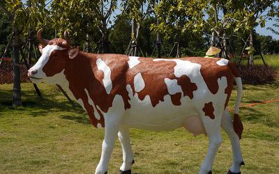 草坪上一只玻璃钢仿真牛雕塑