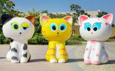 游乐园摆放三只玻璃钢卡通猫雕塑