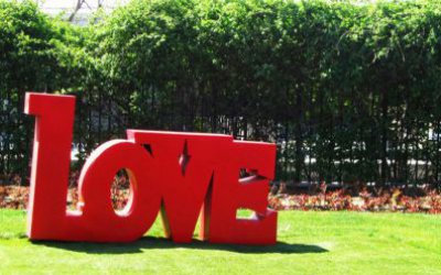 公园玻璃钢彩绘love雕塑