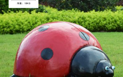 园林草地上摆放玻璃钢彩绘瓢虫雕塑