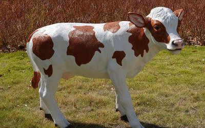 农场一只棕色玻璃钢仿真奶牛雕塑