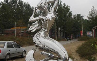 公园里摆放的抱头的玻璃钢喷漆美人鱼雕塑