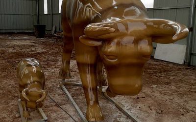 公园里摆放的一对母子玻璃钢仿真华尔街牛