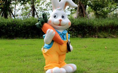 草坪一只站立的玻璃钢卡通兔子雕塑