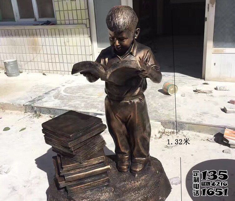 学校创意玻璃钢仿铜小男孩看书雕塑