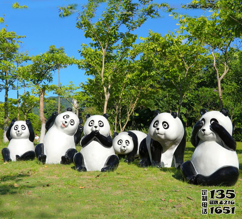 动物园摆放的姿态各异的玻璃钢仿真熊猫雕塑