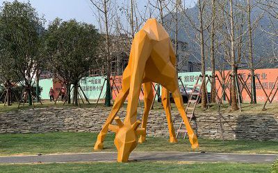 公园创意玻璃钢几何橙色的长颈鹿雕塑