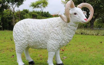 草坪上一只长着犄角的玻璃钢仿真绵羊雕塑