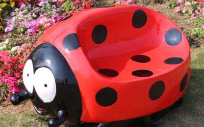 公园里摆放的玻璃钢彩绘七星瓢虫雕塑