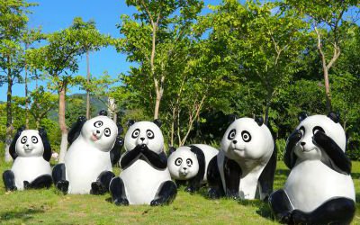 动物园摆放的姿态各异的玻璃钢仿真熊猫雕塑