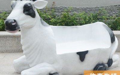 游乐场一只大号玻璃钢卡通奶牛座椅雕塑