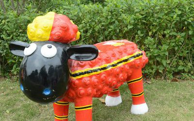 公园卡通玻璃钢彩绘小羊肖恩动物座椅雕塑