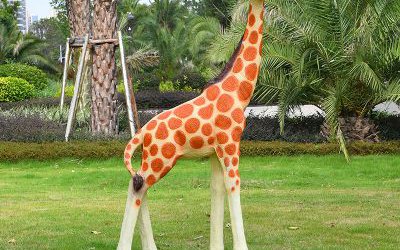公园草坪玻璃钢彩绘大型仿真动物长颈鹿雕塑