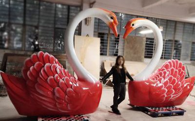 商场创意玻璃钢彩绘爱心天鹅雕塑