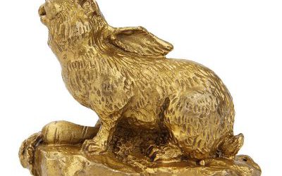 景区摆放一只玻璃钢漆金兔子雕塑