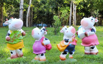 幼儿园一套卡通玻璃钢彩绘牛雕塑