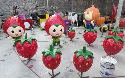 卡通水果草莓公仔园林玻璃钢雕塑