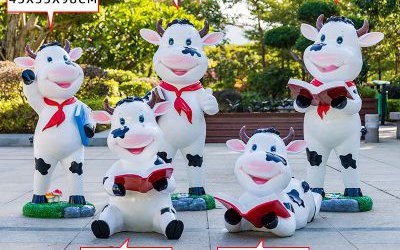 学校多只看书的玻璃钢卡通奶牛雕塑