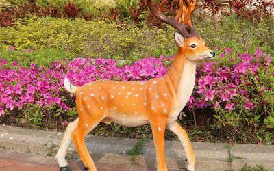 景区玻璃钢仿真彩绘梅花鹿雕塑