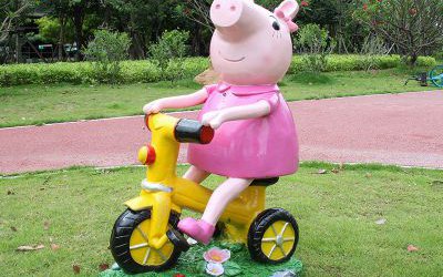 公园草坪玻璃钢彩绘小猪佩奇雕塑