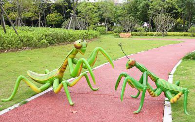 公园玻璃钢仿真动物螳螂雕塑