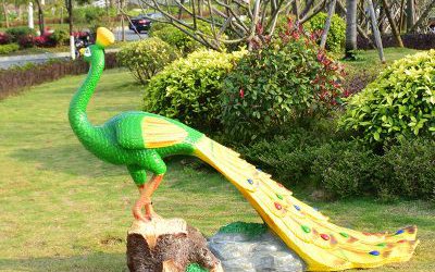公园里一只散步的玻璃钢彩绘孔雀雕塑
