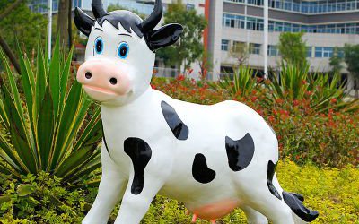 户外广场玻璃钢仿真奶牛雕塑