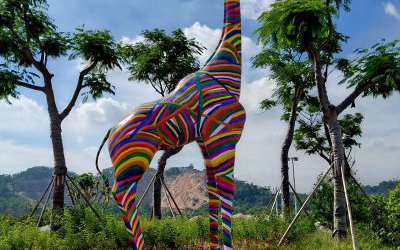 海边大型景观玻璃钢彩绘长颈鹿雕塑