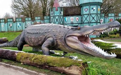 城市街道玻璃钢仿真动物鳄鱼雕塑