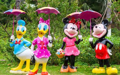 公园玻璃钢彩绘打伞的米老鼠与唐老鸭雕塑