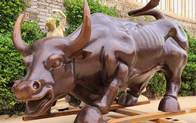 公园里摆放的玻璃钢仿铜华尔街牛雕塑