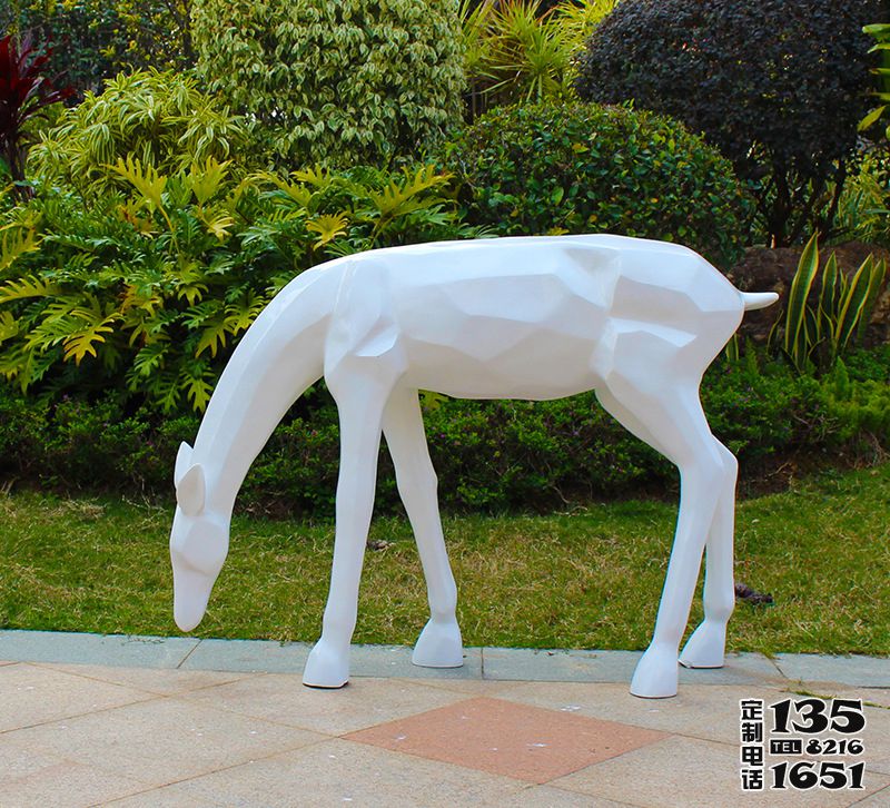 公园玻璃钢几何低头的白色梅花鹿雕塑
