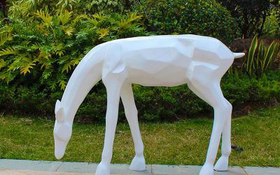 公园玻璃钢几何低头的白色梅花鹿雕塑