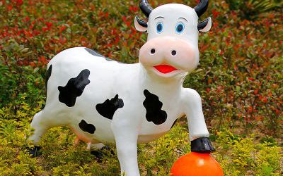 花园踩着球的玻璃钢卡通奶牛雕塑