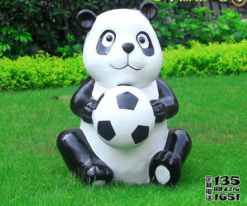 草坪玻璃钢仿真抱着足球的熊猫雕塑