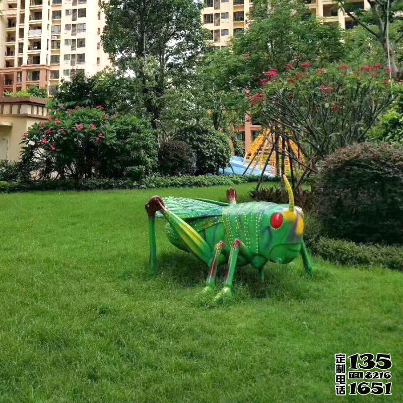草地上玻璃钢卡通蚱蜢雕塑 草地上玻璃钢卡通蚱蜢雕塑