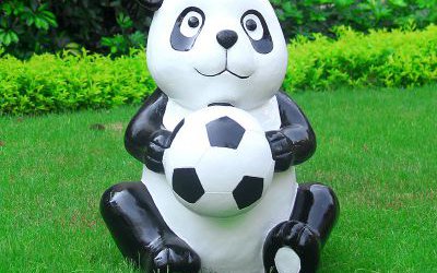 草坪玻璃钢仿真抱着足球的熊猫雕塑