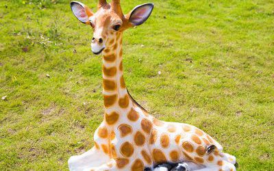 玻璃钢彩绘户外草坪一只卧着的卡通长颈鹿雕塑