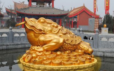 景区大型玻璃钢喷漆金蟾雕塑