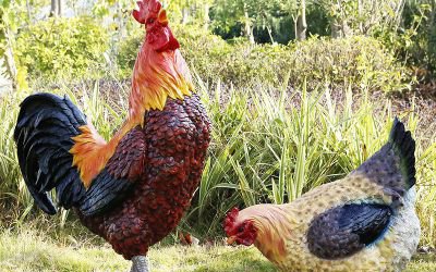 草丛中玻璃钢彩绘仿真鸡雕塑