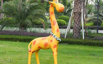 玻璃钢彩绘卡通带花环的长颈鹿雕塑