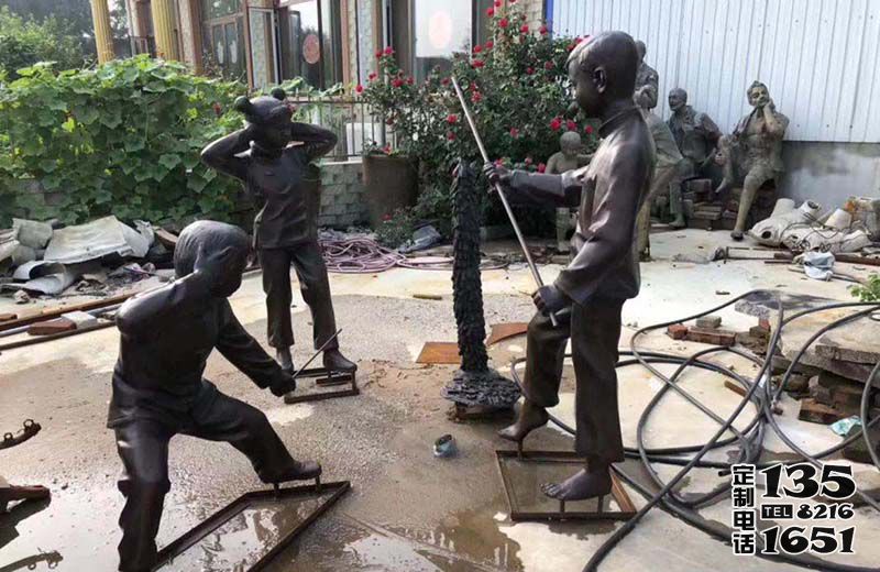 公园玻璃钢仿铜儿童放鞭炮雕塑