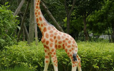 公园草坪玻璃钢彩绘长颈鹿雕塑