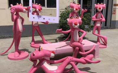 景区玻璃钢仿彩绘卡通粉红豹雕塑