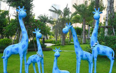 公园玻璃钢彩绘长颈鹿雕塑